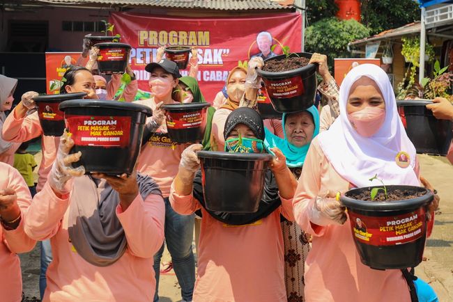 Di Jember Relawan Mak Ganjar Jatim Salurkan Sembako Untuk Janda