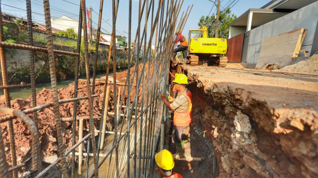 Atasi Banjir Pemkot Tangsel Benahi Turap Kali Ciputat Sepanjang