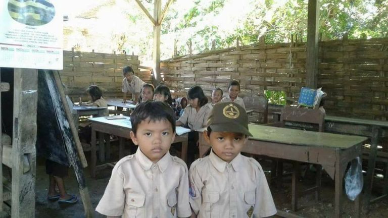 Potret Siswa di Gowa, Belajar Dalam Gedung Beralaskan Tanah