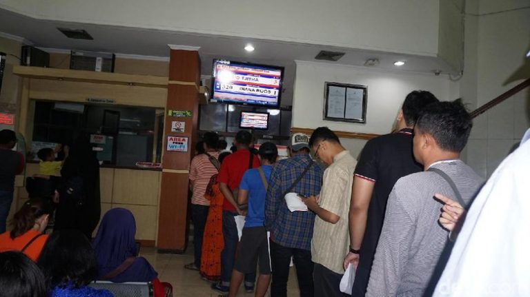 Ratusan Warga Surabaya Serbu PMI Bantu Korban Bom Gereja