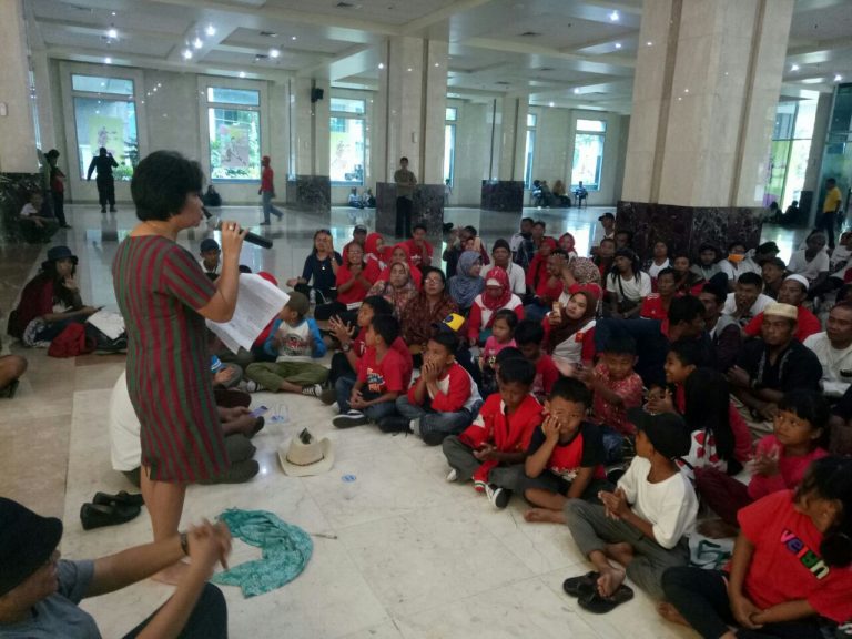 Ratusan Korban Kebakaran Taman Kota Sambangi DPRD DKI