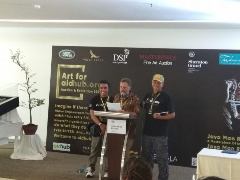 Gandeng Land Rover, AidHub Lelang Karya Seni Ron Seivertson