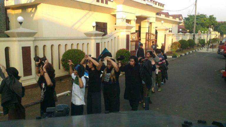 Viral, Video Polisi Suapi Makan Napiter Pelaku Kerusuhan di Mako Brimob