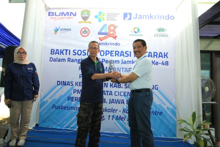 Perum Jamkrindo Berikan Bantuan Operasi Katarak Gratis di Sumedang