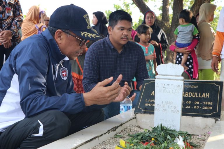 Jelang Bulan Ramadhan, Prof Nurdin Abdullah Ziarah ke Makam Orang Tua