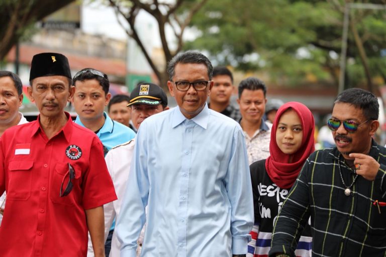 Prof Nurdin Tetap Semangat Temui Masyarakat Meski saat Puasa