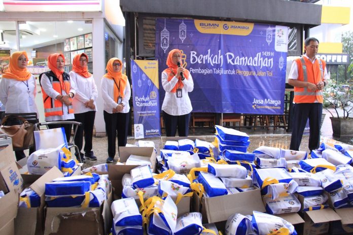 PT Jasa Marga (Persero) Tbk. menggelar pembagian takjil di Tempat Istirahat dan Pelayanan (TIP) tipe A atau rest area
