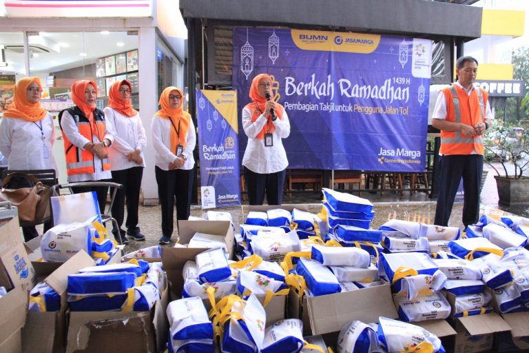 PT Jasa Marga (Persero) Tbk. menggelar pembagian takjil di Tempat Istirahat dan Pelayanan (TIP) tipe A atau rest area