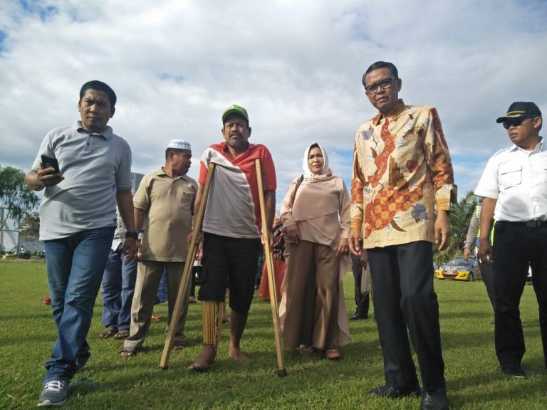 Prof Nurdin Abdullah Antar Korban Patah Kaki Berobat Ke Makassar