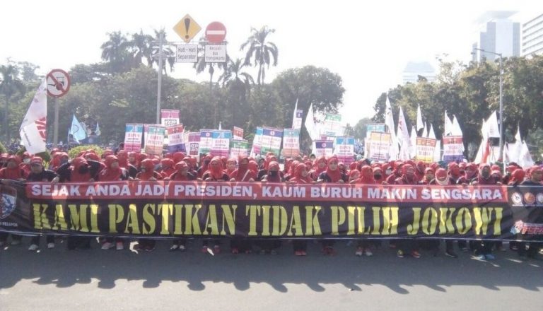Di Depan Istana, Buruh Bentangkan Spanduk “Kami Pastikan Tidak Pilih Jokowi”
