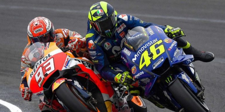 Valentino Rossi (#46) bersenggolan dengan Marc Marquez (#93) di putaran ke-20 MotoGP Argentina 2018. (DOK. MOTOGP)