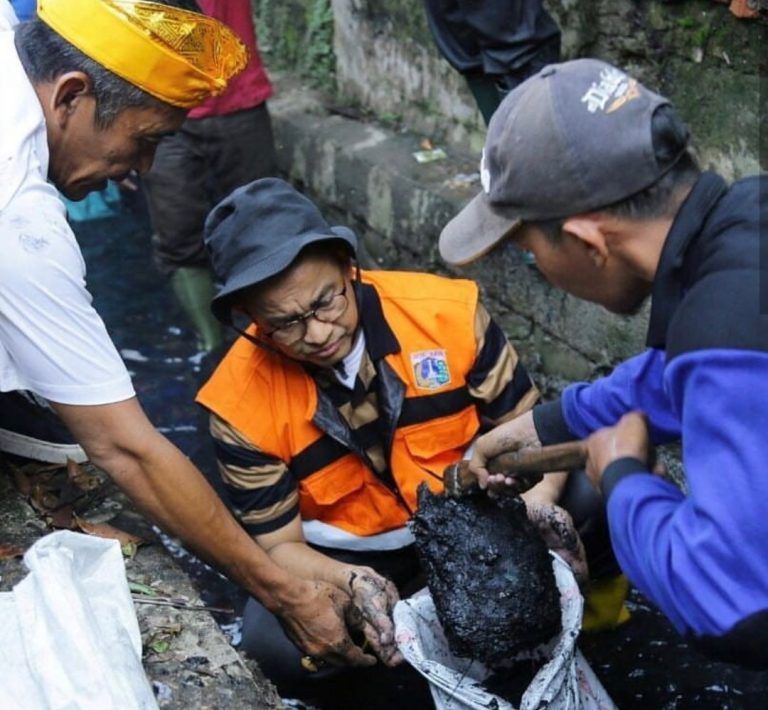 Anies Keruk Sampah Tanpa Sarung Tangan, Netizen Gaduh