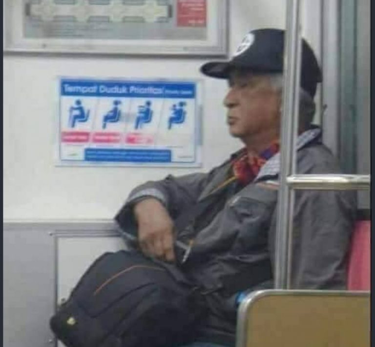 Viral Foto Pria Mirip Soeharto di KRL, Begini Reaksi Keluarga Cendana