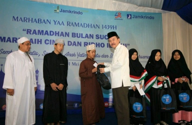 Perum Jamkrindo Bagikan Ribuan  Paket Sembako Gratis dan Santunan Yatim Piatu