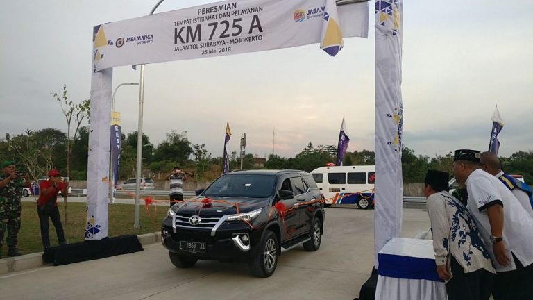 Peresmian Tempat Istirahat dan Pelayanan (TIP) atau Rest Area Km 725A arah Surabaya, Ruas Jalan Tol Surabaya-Mojokerto, Jumat, 25 Mei 2018.