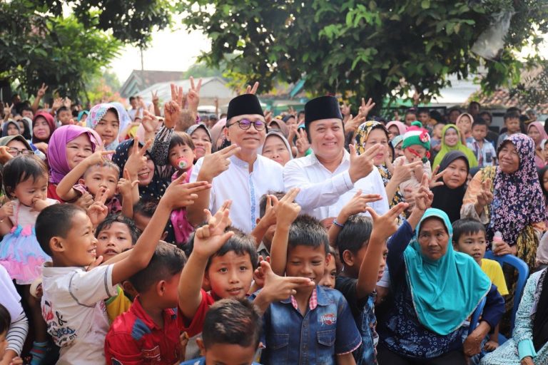 Mudik, Zulkifli Hasan bagi-bagi THR Orang se-Kampung
