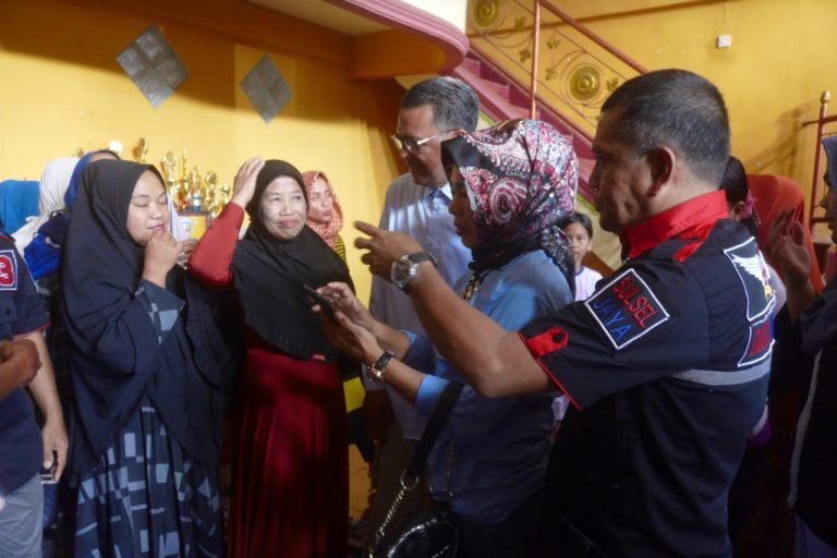 Warga Larompong Keluhkan Jalan Rusak ke Prof Nurdin Abdullah