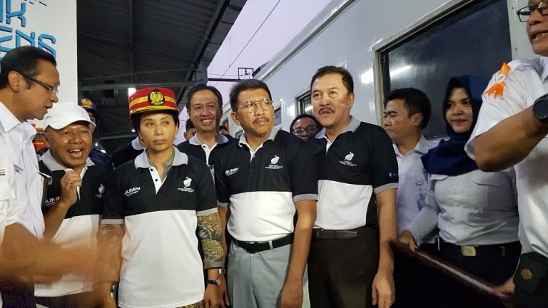 Dirut Perum Jamkrindo Dampingi Menteri BUMN Lepas Pemudik di Stasiun Senen