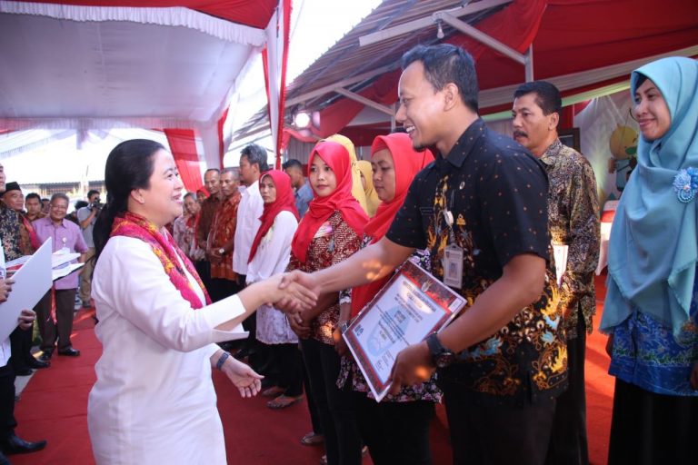 Kunjungi Masyarakat Boyolali, Menteri Puan Ikut Bagi-Bagi Bantuan