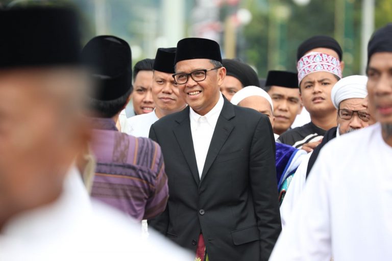 Prof Nurdin Abdullah Jadi Rebutan Foto Usai Sholat Ied di Palopo