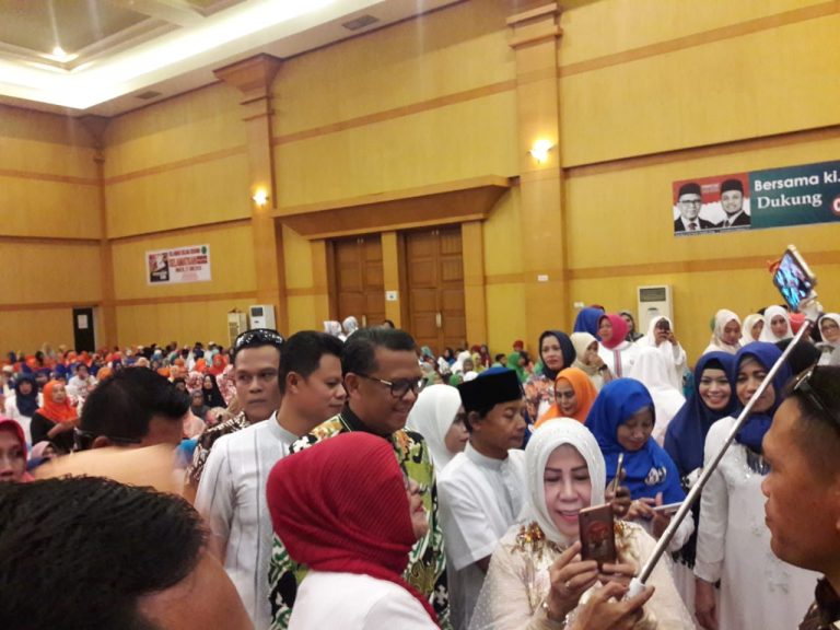 Cagub Sulsel Nurdin Abdullah jadi Rebutan Foto Ibu-ibu Majelis Taklim