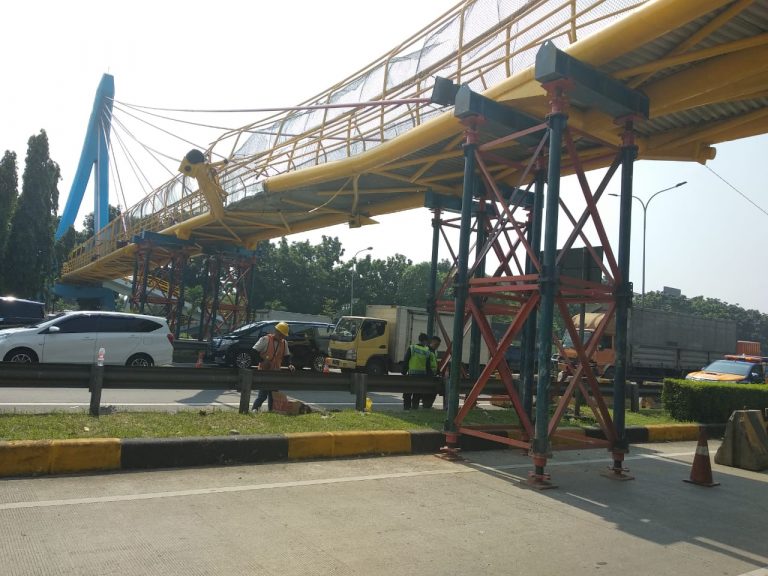 Evakuasi Trailer di JORR Rampung, PT JLJ Fokus Benahi JPO