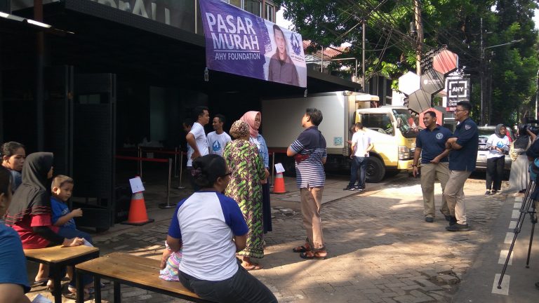 H-2 Lebaran, Warga Berbondong-bondong Padati Pasar Murah AHY