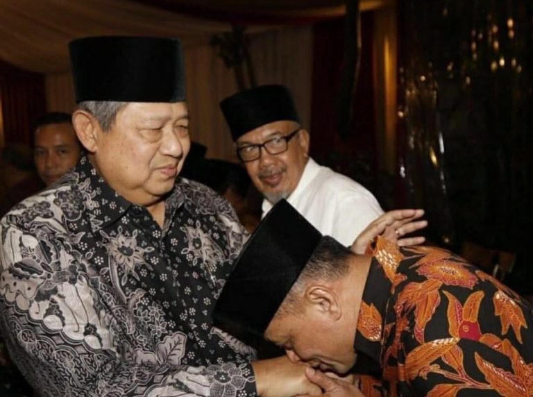 Cium Tangan SBY, Gatot Minta Restu Nyapres?
