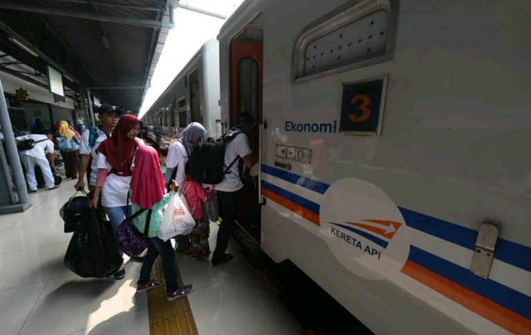 Penumpang KA Musim Mudik Tahun Ini Naik 9 Persen