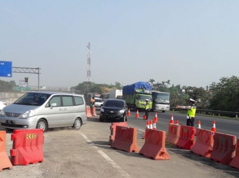 Jalan Tol Cikampek Mulai Km 35 Terpantau Padat