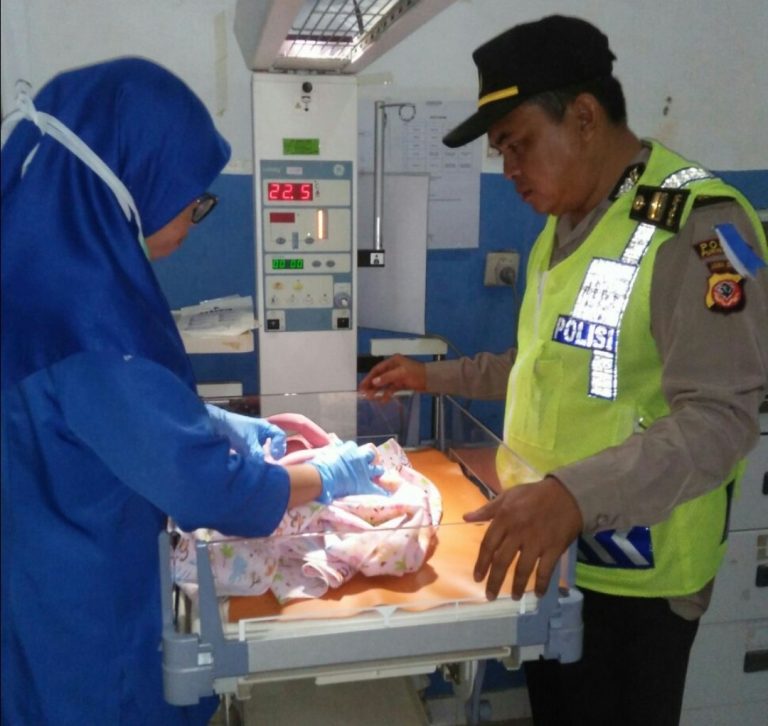 Mengharukan, Anggota Polisi Bantu Proses Persalinan Wanita di Tol Cileunyi