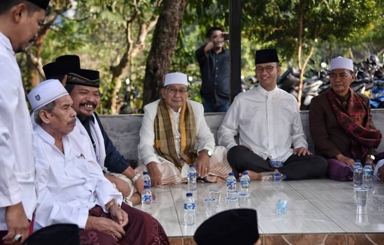 Lebaran Hari Kedua, Anies Bercengkrama dengan Warga Lebak Bulus