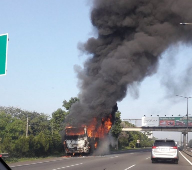 Sebuah Bus Terbakar di Tol JORR Exit Pamulang