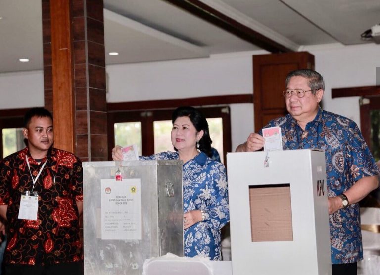 Kompak Pakai Batik Biru, SBY Sekeluarga Nyoblos di Cikeas