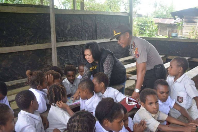 Saat Polisi jadi Guru SD dan TK di Papua