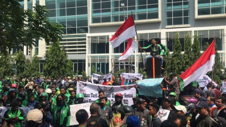 Driver Ojek dan Taksi Online di Surabaya Kompak Tuntut Kenaikan Tarif