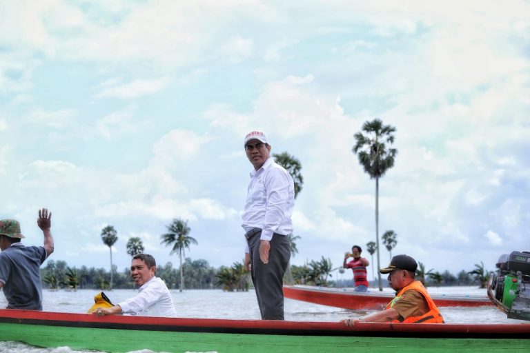 Menteri Amran Pantau Langsung Distribusi Bantuan Petani Korban Banjir Kabupaten Wajo