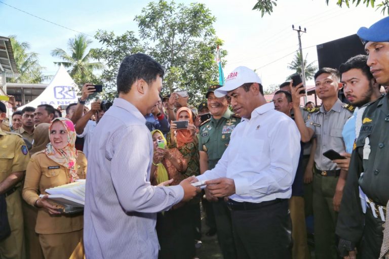 Mentan Turun Tangan Bantu Petani Korban Banjir di Soppeng
