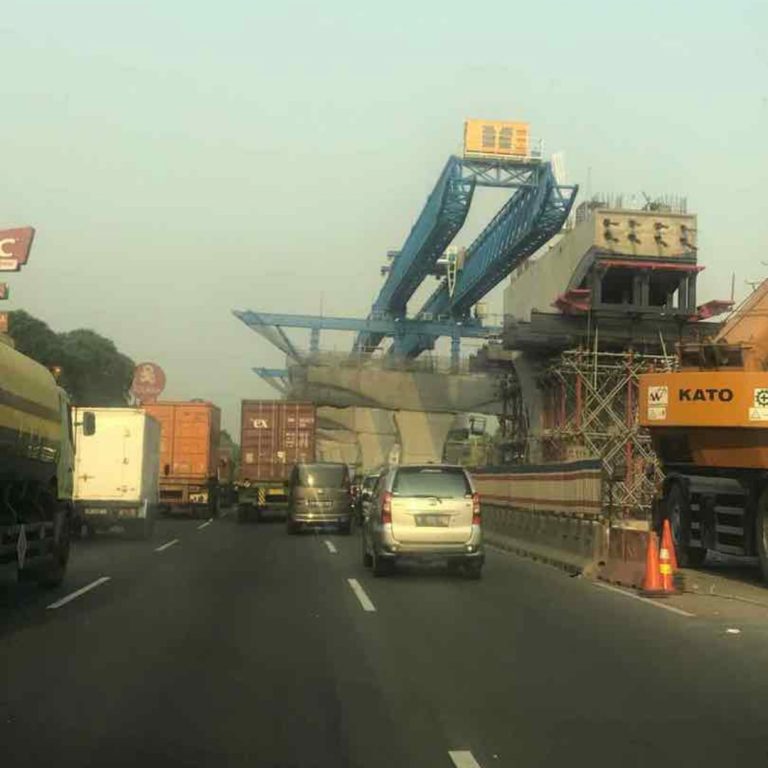 Kejar Target Desember, Pengelola Tol Jakarta-Cikampek II Elevated Pakai “Launcher Gantry”