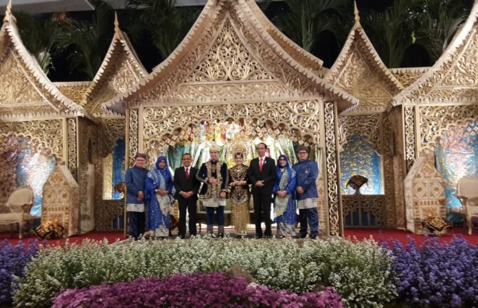 Presiden Jokowi menghadiri resepsi pernikahan Muhamad Ridha Bintang dan Syifana Afiati putri guru besar ilmu kelautan IPB yang juga mantan menteri kelautan dan perikanan, Prof Rokhmin Dahuri di Ballroom Hotel Bidakara, Jakarta, Jumat malam (27/7/2018).