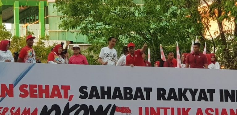 Jokowi-Menteri Amran Jalan Sehat Bersama 1 Juta Warga di Makassar