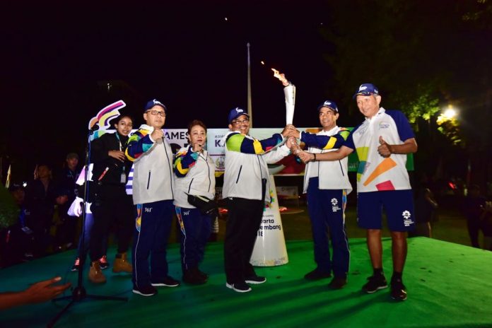 Menteri Pertanian Andi Amran Sulaiman menerima api obor Asian Games XVIII 2018 dari Tim Kirab setelah menempuh empat jam