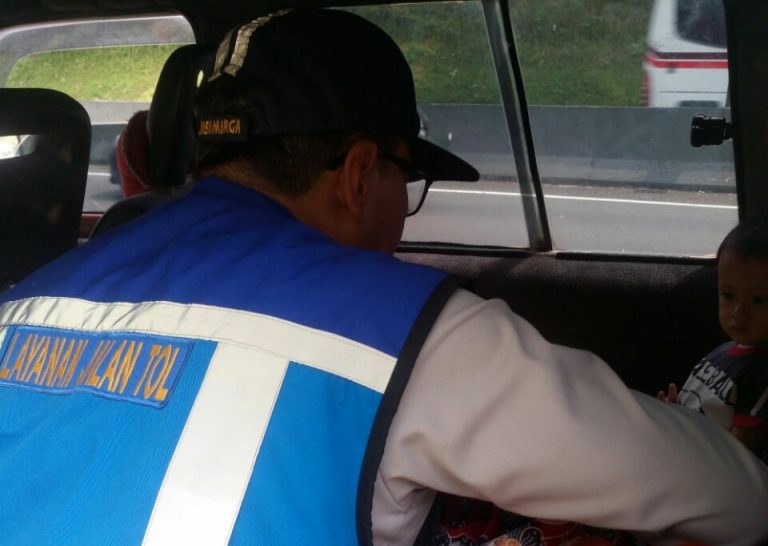 Seorang Ibu Melahirkan di Ruas Tol Cipularang-Padaleunyi