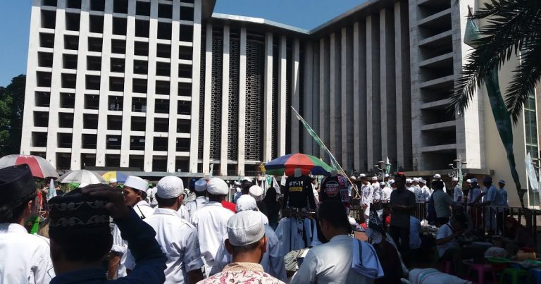 Massa Aksi 67 Padati Kawasan Masjid Istiqlal