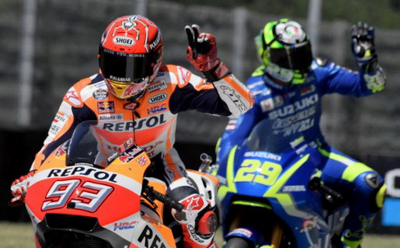 Iannone Sukses Pecundangi Marquez Setelah Ganti Ban