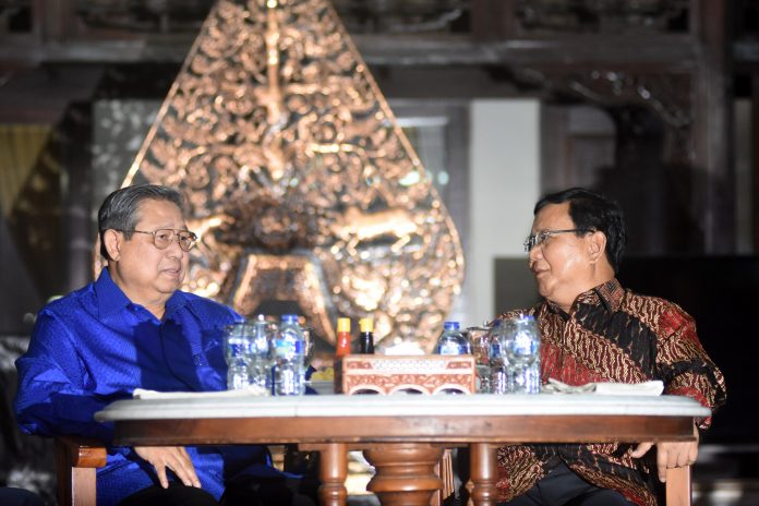 Ketua Umum Partai Demokrat Susilo Bambang Yudhoyono (kiri) berbincang dengan Ketua Umum Partai Gerindra Prabowo Subianto (kanan) sebelum mengadakan pertemuan tertutup di Puri Cikeas, Bogor, Jawa Barat, Kamis (27/7).