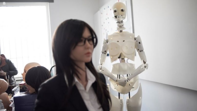 Produser Film Menangis Lihat Robot Seks Anak-anak Beredar di Pasaran