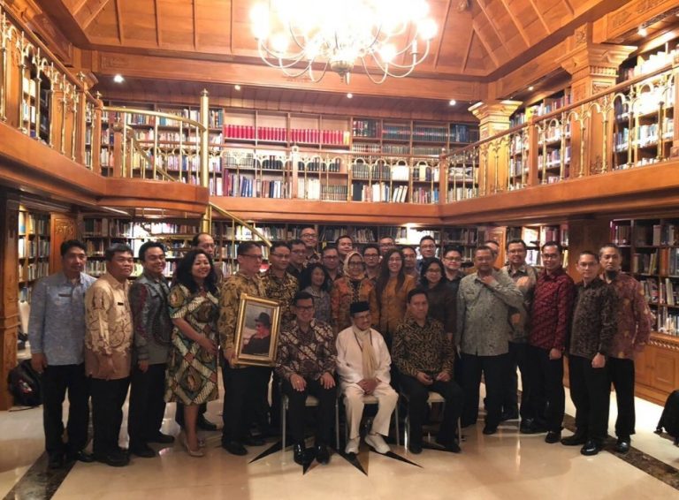 Habibie Ajak Diplomat Jaga Persatuan Bangsa