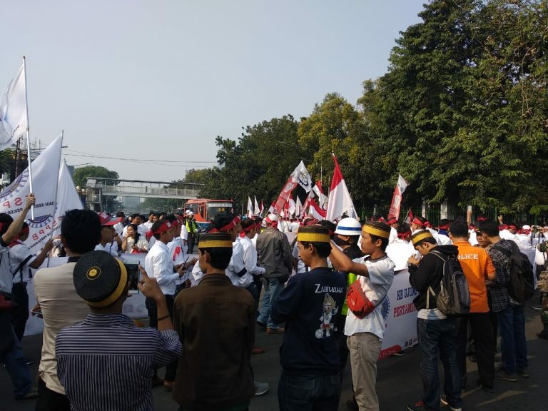 Serikat Pekerja Pertamina Geruduk Kantor Rini Soemarno