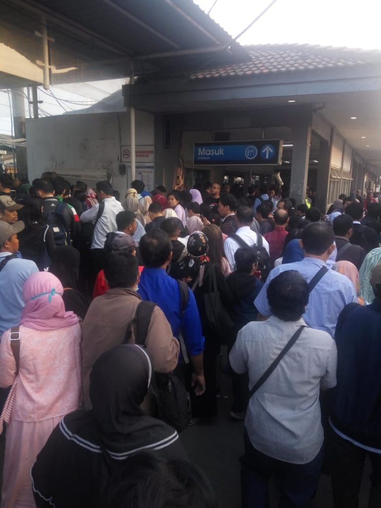 Antrean Ticketing di Stasiun Bogor Bikin Penumpang Kecewa